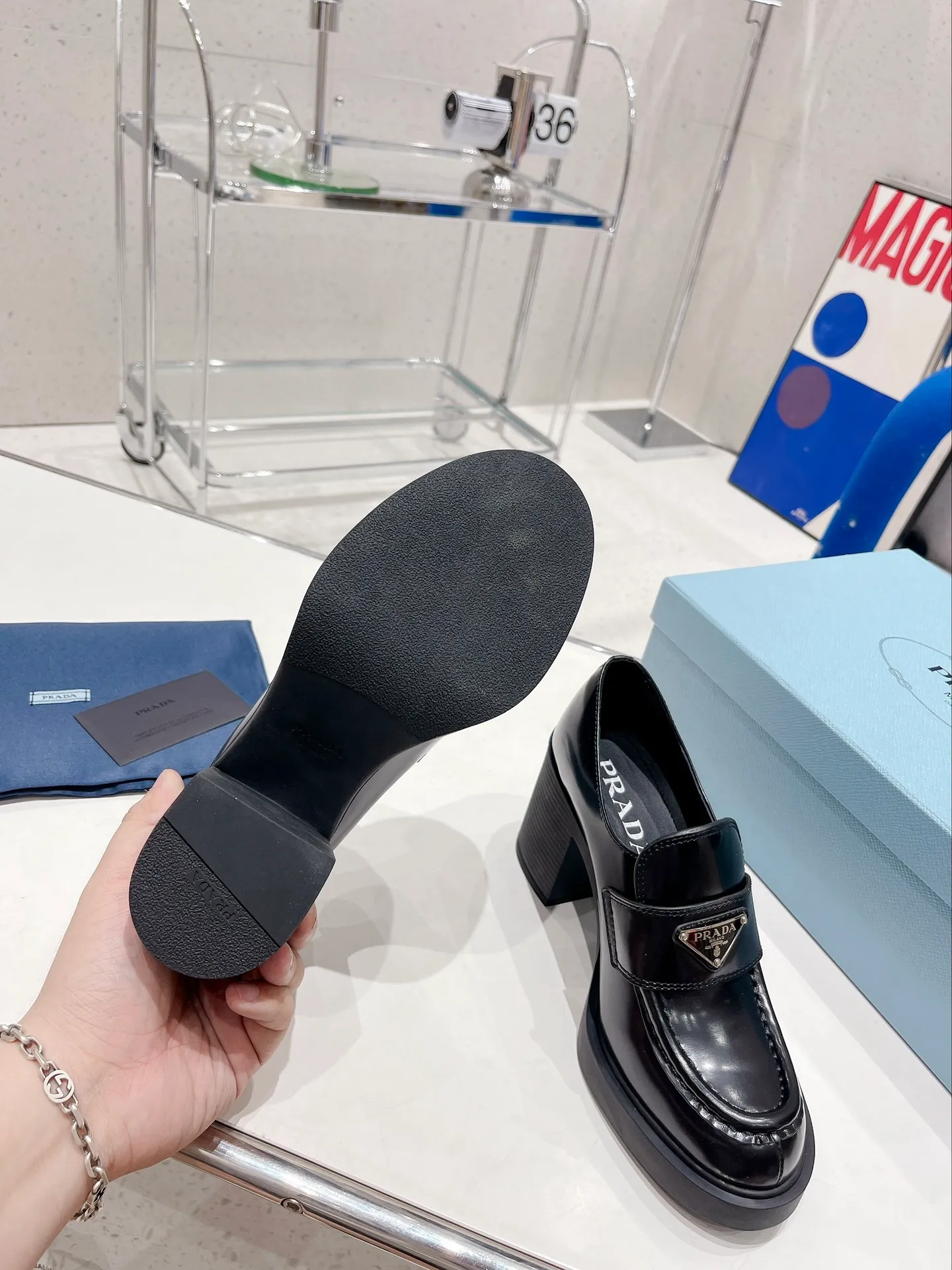 ✨Ex-factory price p520✨ Women's shoes Women's clothing ✨Ex-factory price prada Prada 2022 autumn and winter high-heeled loafers Classic triangular loafers, high-heeled style The slightly wide shoe shape is matched with a thick high-heeled shape, which is very coordinated and does not seem clumsy at all. Moreover, the one-piece sole has the comfort of sports shoes. You can instantly increase your height by 7.5cm after wearing it. A must-have item that combines both beauty and comfort! The upper is made of imported cowhide (open-edge beaded cowhide, cow patent leather) and the lining is lambskin! Top quality, Love layout, lace panel size: 35-40